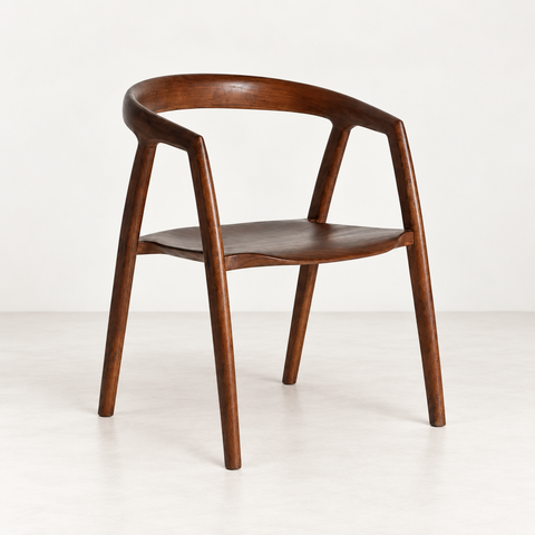 Chaise à dossier incurvé en orme — vue de trois quarts sur fond blanc cassé