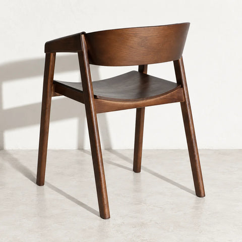Chaise orme marron incurvée — vue trois quarts arriere