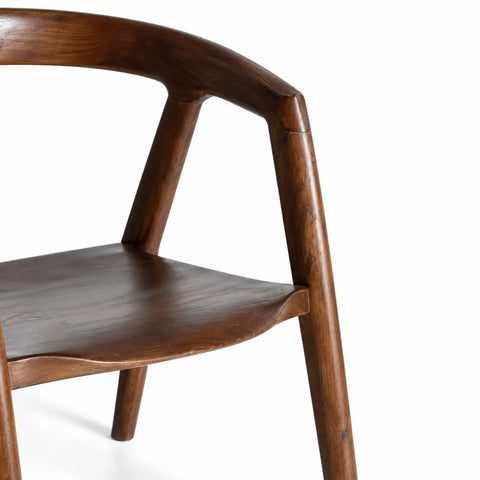 Chaise orme marron incurvée — detail