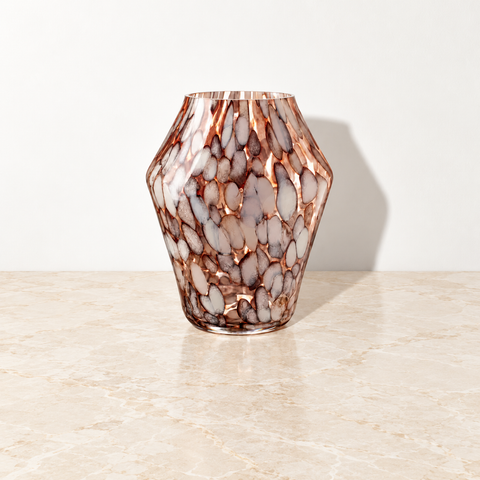 Vase globe en verre facetté sur un plateau en marbre beige