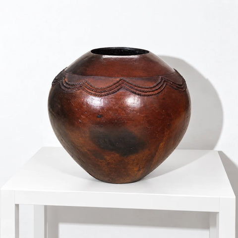 Poterie zouloue noire artisanale — trois quarts