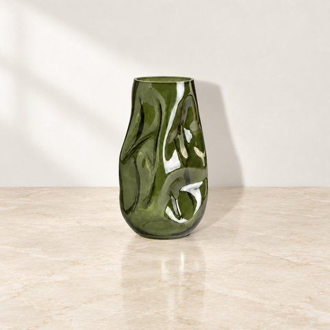 Vase Evara en verre vert sur un plateau en marbre beige