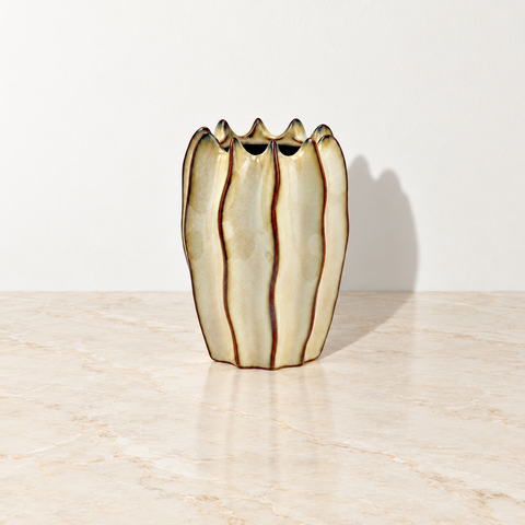 Vase Pâtisserie en céramique beige sur un plateau en marbre beige