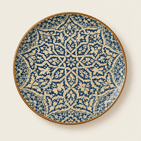 Assiette Calypso porcelaine bleue — vue légèrement inclinée