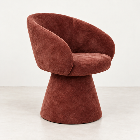 Fauteuil Alba chenille cerise — vue de trois quarts sur fond blanc cassé