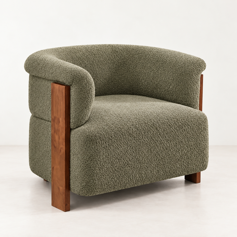 Fauteuil bouclé vert — vue de trois quarts sur fond blanc cassé