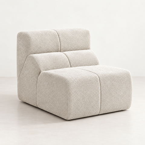 Fauteuil Echoloque bouclé écru — vue de trois quarts sur fond blanc cassé