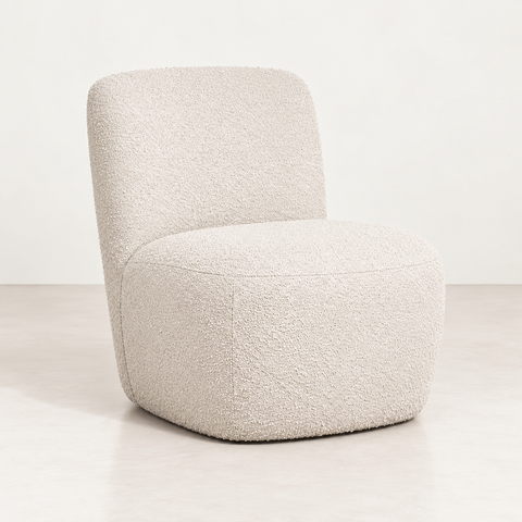 Fauteuil Eve bouclette naturelle — vue de trois quarts sur fond blanc cassé