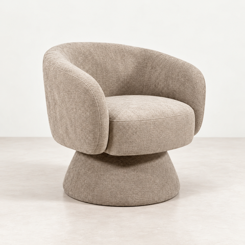 Fauteuil Manon chenille taupe — vue de trois quarts sur fond blanc cassé