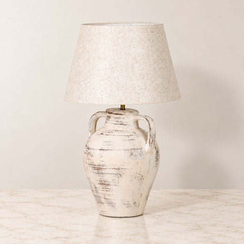Lampe céramique grise contemporaine sur marbre beige