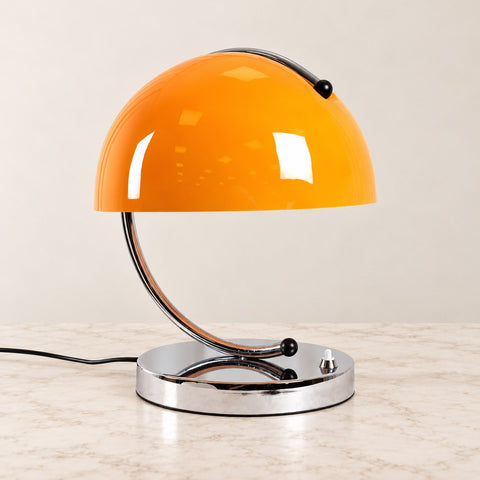 Lampe Clementine orange sur marbre beige