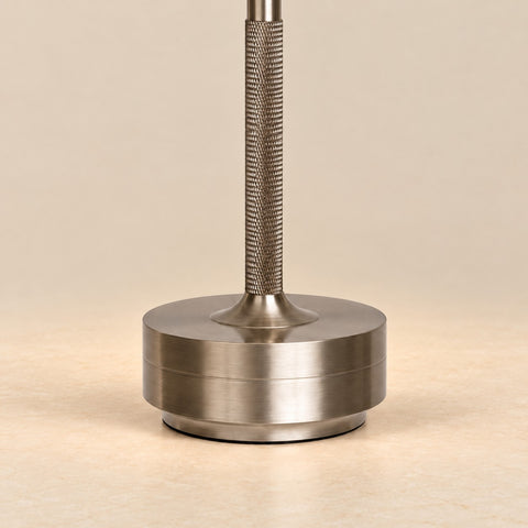 Lampe Lyneham argent rechargeable — détail du pied