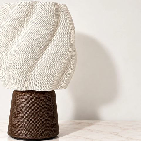 Lampe Bertha bois blanc — gros plan