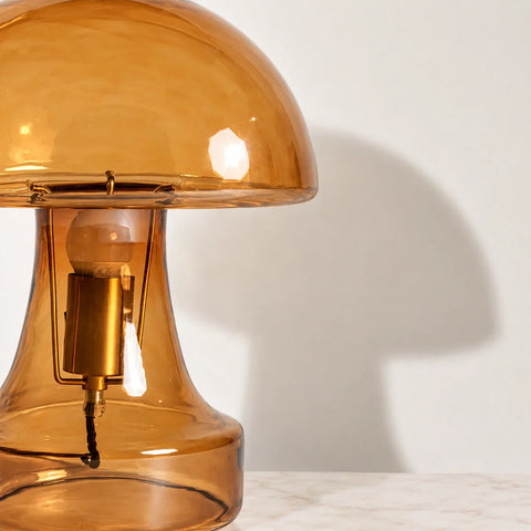 Lampe champignon verre ambré — gros plan