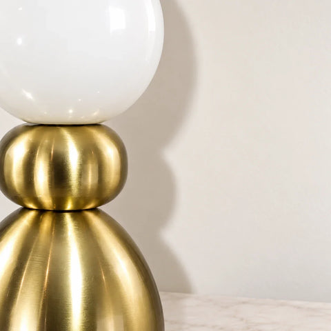 Lampe Grande Dame dorée — gros plan