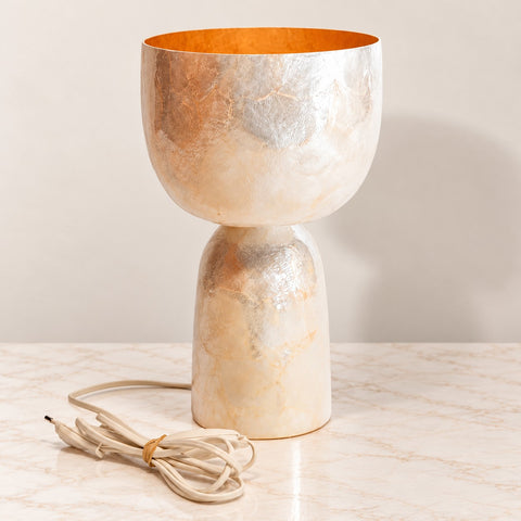 Lampe nacre blanc doré — vue rapprochée