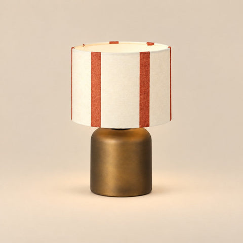 Lampe rayée — fond beige sable