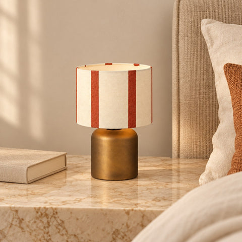 Lampe rayée — mise en situation illustrative à côté d’un livre, hauteur du produit 20 cm