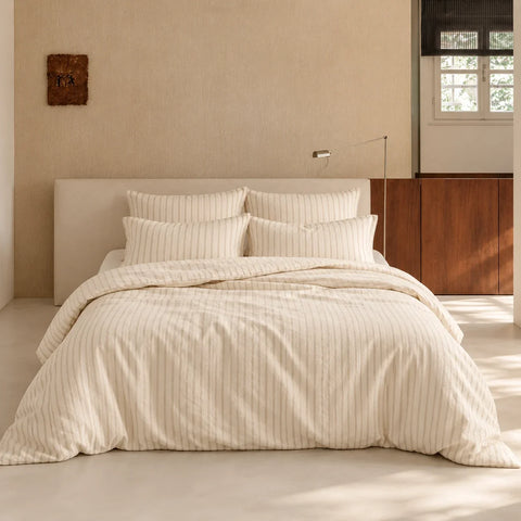 Housse jacquard rayée naturelle — lit de face