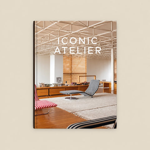Iconic Atelier sur fond beige uni