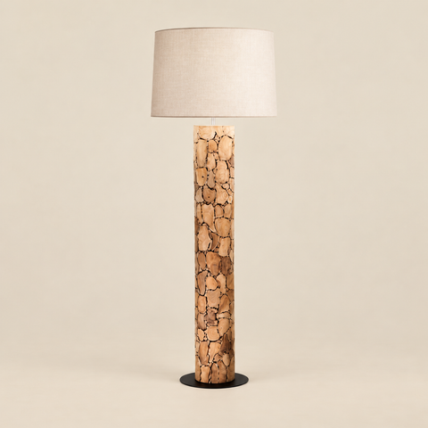 Lampadaire Xylo en bois sur fond beige