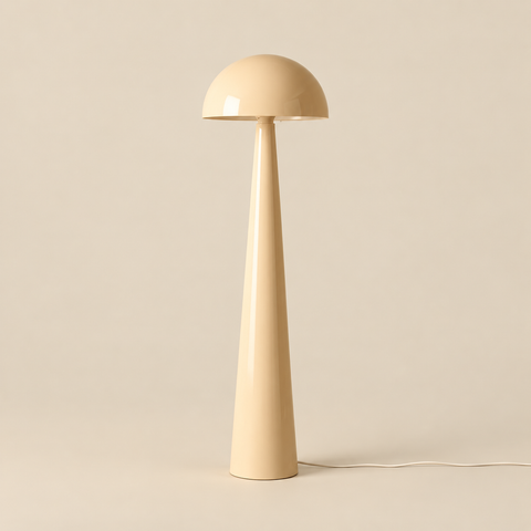 Lampadaire sculptural métal effilé sur fond beige