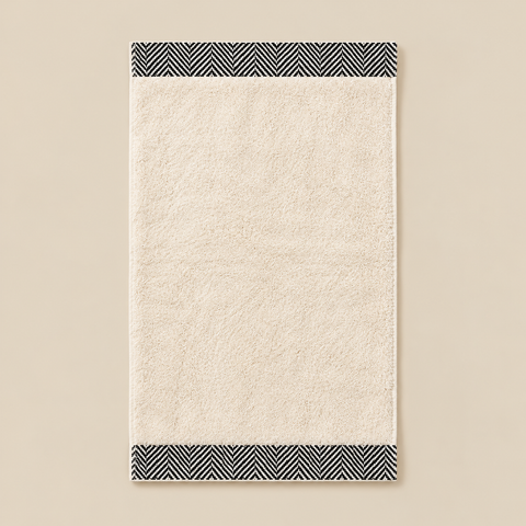 Serviette Zic Zac noire dépliée sur fond beige