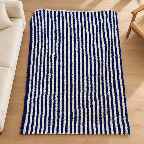 Tapis berbère bleu laine — mise en situation illustrative avec mobilier