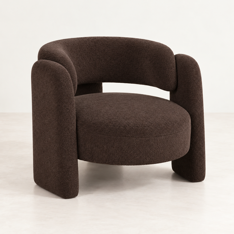 Fauteuil Arviano marron — vue de trois quarts sur fond blanc cassé