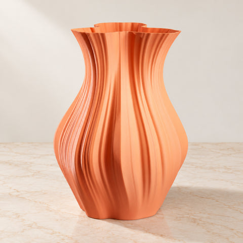 Vase Florawave ondulé sur un plateau en marbre beige